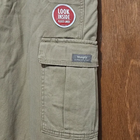 Wrangler Five Star Heritage Relaxed Fit cargo pants with fleece lining for men - Picture 5 of 16